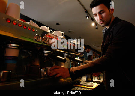 L'Aia, Paesi Bassi. 23 apr, 2015. Un giovane uomo è visto la preparazione di un caffè espresso in un bar nel centro di Hague. Credito: Willem Arriens/Alamy Live News Foto Stock