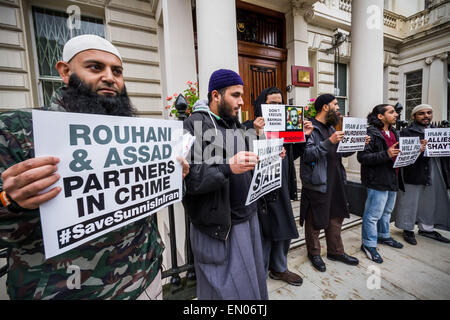 Londra, Regno Unito. 24 Aprile, 2015. Immagini di file: Abu islamista Haleema visto qui (sinistra) nel corso di una protesta islamista nel settembre 2013 ha passaporto sequestrate dalla polizia britannica durante la mattina contro-terrore incursioni Credito: Guy Corbishley/Alamy Live News Foto Stock