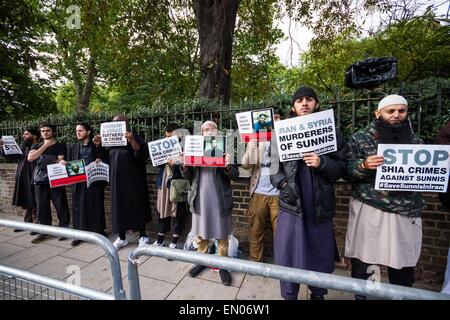 Londra, Regno Unito. 24 Aprile, 2015. Immagini di file: Abu islamista Haleema visto qui (a destra) durante una protesta islamista nel settembre 2013 ha passaporto sequestrate dalla polizia britannica durante la mattina contro-terrore incursioni Credito: Guy Corbishley/Alamy Live News Foto Stock