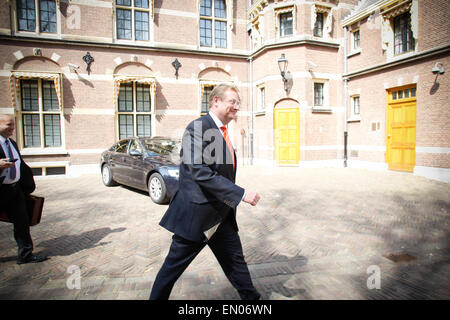 L'Aia, Paesi Bassi. 24 apr, 2015. Il ministro della Giustizia Ard van de Steur è vedere lasciando il consiglio dei ministri di venerdì a L'Aia. Credito: Willem Arriens/Alamy Live News Foto Stock