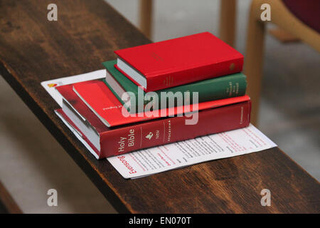 Pila di libri nella Cattedrale di Manchester Foto Stock