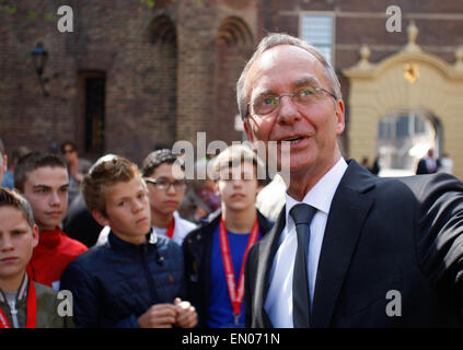 L'Aia, Paesi Bassi. 24 apr, 2015. Il ministro degli Affari economici Henk KAMP è visto lasciare il consiglio dei ministri di venerdì. Credito: Willem Arriens/Alamy Live News Foto Stock