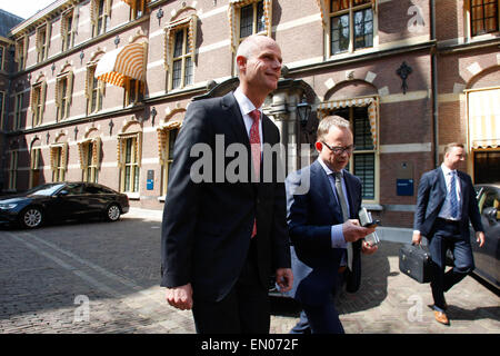 L'Aia, Paesi Bassi. 24 apr, 2015. Il ministro Stef Blok è visto lasciare il consiglio dei ministri di venerdì. Credito: Willem Arriens/Alamy Live News Foto Stock