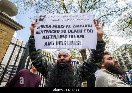 Londra, Regno Unito. 24 Aprile, 2015. Immagini di file: Abu islamista Haleema visto qui (centro) in aprile 2014 nel corso di una protesta islamista al di fuori di Regent's Park moschea ha passaporto sequestrate dalla polizia britannica durante la mattina contro-terrore incursioni Credito: Guy Corbishley/Alamy Live News Foto Stock