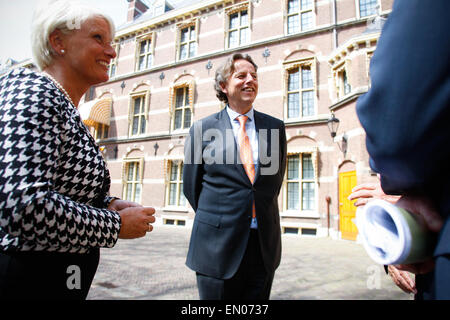 L'Aia, Paesi Bassi. 24 apr, 2015. Il ministro degli Affari Esteri Bert Koeners è visto dopo il Consiglio dei ministri a L'Aia il venerdì. Credito: Willem Arriens/Alamy Live News Foto Stock