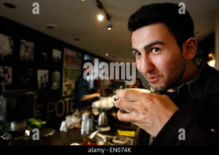 L'Aia, Paesi Bassi. 23 apr, 2015. Un giovane uomo è visto la preparazione di un caffè espresso in un bar nel centro di Hague. Credito: Willem Arriens/Alamy Live News Foto Stock