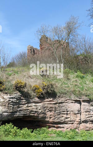 Rovine del Castello di Macduff Fife Scozia Aprile 2015 Foto Stock