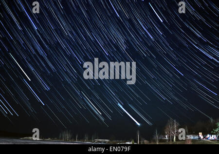 Tracce stellari come se innumerevoli stelle cadenti scendendo dal cielo notturno a massa. Foto Stock