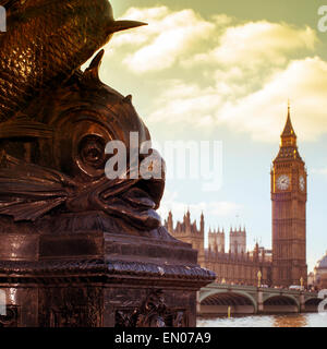 Una vista del fiume Tamigi e il Westminster Bridge, con il Big Ben in background, con un effetto di filtro Foto Stock