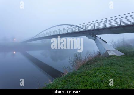 Il Millennium Bridge, York, in un freddo e umido la mattina di primavera - che attraversano il fiume Ouse. Foto Stock