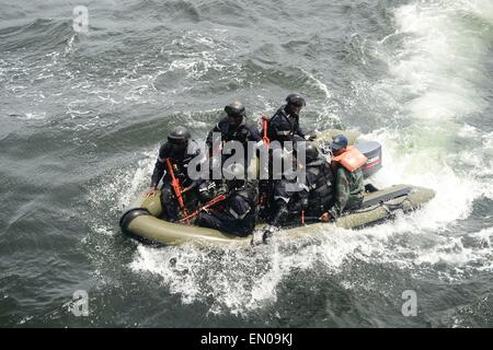 Senegalese forze militari utilizzano una carena rigida gommone durante una visita, scheda, ricerca e sequestro praticare a bordo i militari Sealift il comando congiunto del ad alta velocità a nave USNS Spearhead durante l'esercizio Express sahariana Aprile 23, 2015 nel Golfo di Guinea. Foto Stock