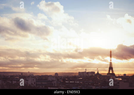 Cielo di tramonto su Parigi, bella vista panoramica con silhouette della torre Eiffel, colori caldi Foto Stock