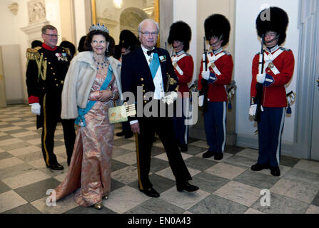 Copenhagen, Danimarca, Aprile 15th, 2015. H. M. il re svedese Carl Gustav e Regina Silvia arriva a Christiansborg per partecipare alla cena di gala ospitata dalla regina danese Margrethe in occasione di H. M. settanta- quinto compleanno Giovedì, 16 aprile Foto Stock