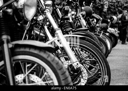 Una fotografia in bianco e nero di una linea di moto ad una custom bike e car show in California del sud. Foto Stock