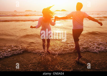 Silhouette di coppia sulla spiaggia, vacanze da sogno Foto Stock