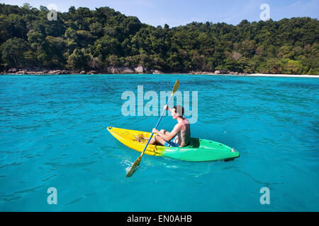 Giovane uomo caucasico sul kayak vicino a Paradise Island in acqua turchese Foto Stock