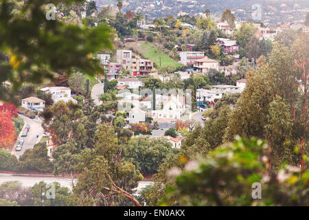 Il trendy quartiere collinare di Silverlake, sul lato est di Los Angeles, girato in teleobiettivo con profondità di campo ridotta. Foto Stock