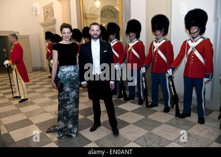 Copenhagen, Danimarca, Aprile 15th, 2015. Vice primo ministro, sig. Morten Ostergaard e moglie, arrivare a Christiansborg per partecipare alla cena di gala ospitata dalla regina danese Margrethe in occasione di H. M. settanta- quinto compleanno Giovedì, 16 aprile Foto Stock