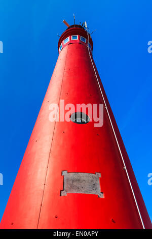 Faro rosso dal basso. Isola Schiermonnikoog, Paesi Bassi. Foto Stock