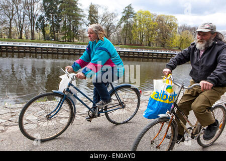 Anziani uomo e donna in bicicletta, Podebrady, Repubblica Ceca Foto Stock