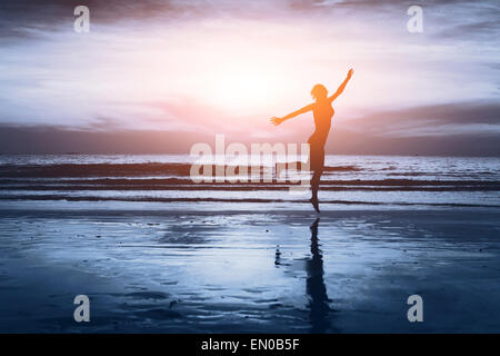 Vita sana, silhouette di donna spensierata sulla spiaggia Foto Stock