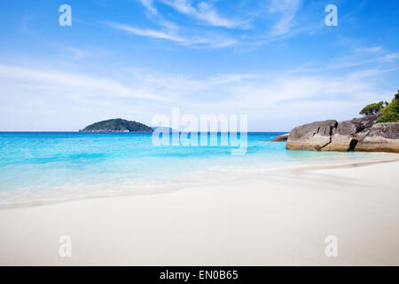 Perfetto paradiso tropicale con spiaggia di sabbia bianca e blu acqua turchese Foto Stock