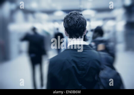 Persone che camminano in metro, offuscata motion, retro dell'uomo Foto Stock