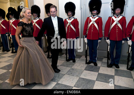 Copenhagen, Danimarca, Aprile 15th, 2015. Il ministro della Difesa, sig. Nicolai Wammen e moglie, arrivare a Christiansborg per partecipare alla cena di gala ospitata dalla regina danese Margrethe in occasione di H. M. settanta- quinto compleanno Giovedì, 16 aprile Foto Stock