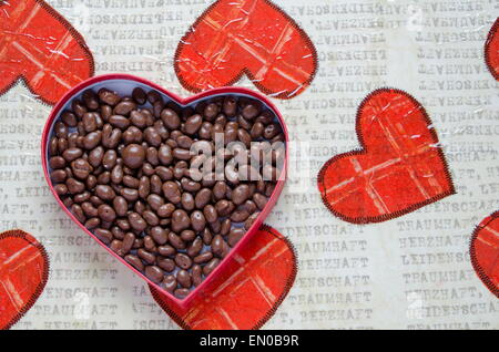 Scatola regalo a forma di cuore rosso, rose, carta messaggio vuota su un  tavolo nero grunge. San Valentino sfondo Foto stock - Alamy