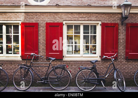 Biciclette su strada ad Amsterdam, Paesi Bassi Foto Stock