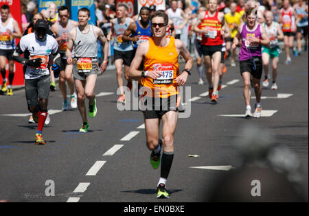 London, Regno Unito - 21 Aprile 2013: I corridori nella maratona di Londra. La maratona di Londra è prossima a New York, Berlino, Chicago e Boston per Foto Stock