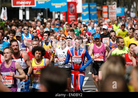 London, Regno Unito - 21 Aprile 2013: partecipante indossando costumi divertenti nella folla di corridori della maratona di Londra. La maratona di Londra Foto Stock