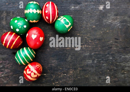 Decorate multicolore le uova di pasqua su sfondo di legno Foto Stock