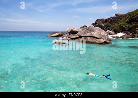 Nuoto con snorkel in acque turchesi vicino a Paradise Island Foto Stock