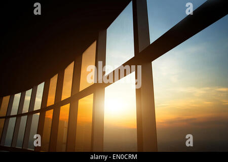 Moderno business interno, Windows di edificio per uffici Foto Stock