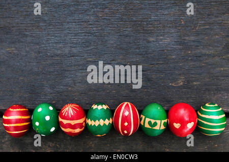 Le uova di pasqua su sfondo di legno Foto Stock