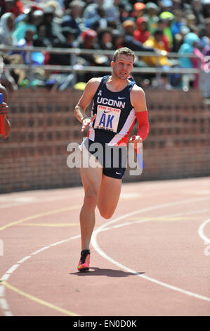 Philadelphia, Pennsylvania, USA. 24 apr, 2015. Un runner da UCONN competere nel cm 4x 200 relè che si è tenuto presso il centro storico di campo di Franklin in Philadelphia PA Credito: Ricky Fitchett/ZUMA filo/Alamy Live News Foto Stock