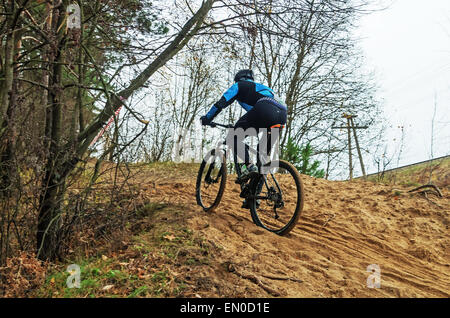 La Repubblica della Bielorussia campionato di cross-country ciclismo 19.10. 2014 - Il percorso della foresta. Gli uomini del ciclo di fase di gara. Foto Stock