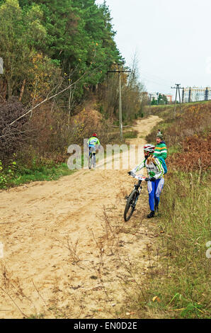 La Repubblica della Bielorussia campionato di cross-country ciclismo 19.10. 2014 - Il percorso della foresta. Gli uomini del ciclo di fase di gara. Foto Stock