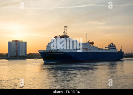 Nave ro-ro uscire Portsmouth, Regno Unito, per la consegna giornaliera del viaggio alle isole del Canale. Foto Stock