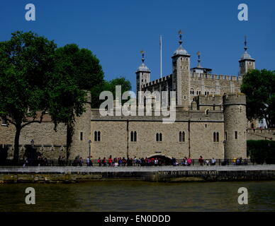 La Porta dei Traditori della Torre di Londra, raggiunto dal fiume Tamigi Foto Stock