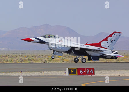 Thunderbirds F-16, US Air Force squadrone dimostrativo, in atterraggio a 2015 Los Angeles Air Show Foto Stock