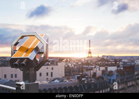 Vista panoramica su Parigi con il binocolo Foto Stock