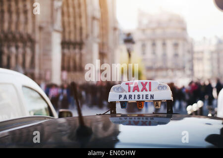 Taxi Parisien, segno taxi sul tetto dell'auto a Parigi Foto Stock