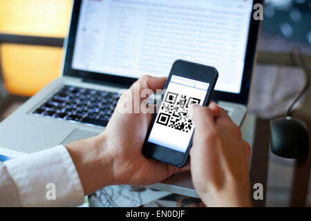 Smart phone con il codice QR sullo schermo Foto Stock