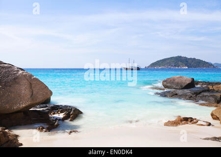 Bellissimo paesaggio marino, Paradise Island con barca a vela sull orizzonte Foto Stock