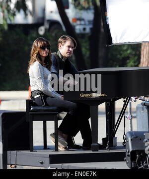 L'attrice Lea Michele suona il pianoforte e canta i suoi polmoni con co star corda cavalcavia su un duetto canzone per uno dei loro episodi finale del loro hit show 'Glee' riprese in un parco in Whittier ca. Dotato di: Lea Michele,corda cavalcavia dove: Whittier, California, Stati Uniti quando: 20 Ott 2014 Foto Stock