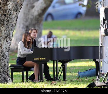 L'attrice Lea Michele suona il pianoforte e canta i suoi polmoni con co star corda cavalcavia su un duetto canzone per uno dei loro episodi finale del loro hit show 'Glee' riprese in un parco in Whittier ca. Dotato di: Lea Michele,corda cavalcavia dove: Whittier, California, Stati Uniti quando: 20 Ott 2014 Foto Stock