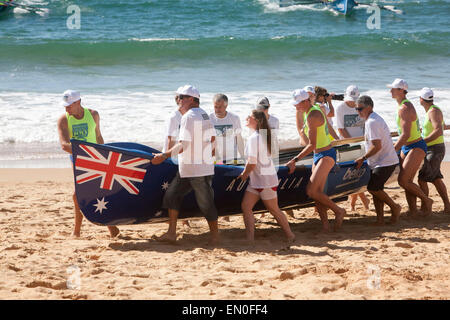 Sydney, Australia. Xxv Aprile, 2015. Centenario Anzac Day ricordo come 100 surf lifesaving barche di terreno sulla spiaggia collaroy Sydney per rappresentare gli sbarchi a Gallipoli 100 anni fa nella guerra mondiale un credito: martin berry/Alamy Live News Foto Stock