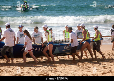 Sydney, Australia. Xxv Aprile, 2015. Centenario Anzac Day ricordo come 100 surf lifesaving barche di terreno sulla spiaggia collaroy Sydney per rappresentare gli sbarchi a Gallipoli 100 anni fa nella guerra mondiale un credito: martin berry/Alamy Live News Foto Stock